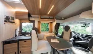 Salón y cocina de la Rimor Sarus 69 Plus en stock en Orly Caravan