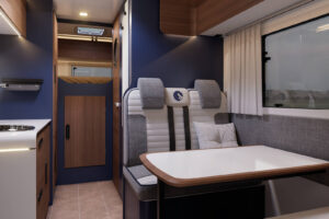 Interior de la Rimor Super Brig 677 TC