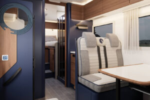 Interior de la Rimor Super Brig 695 TC