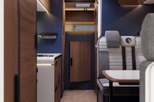 Interior de la Rimor Super Brig 677 TC